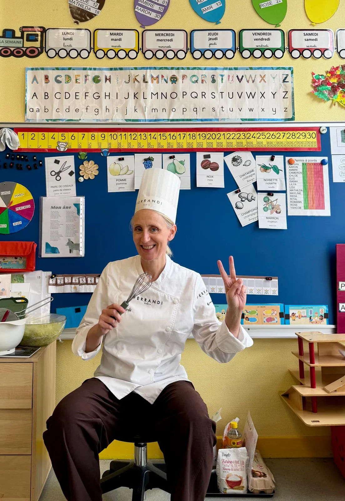 Gaëlle Lagarde en tenue de cheffe pâtissière lors d'un atelier de médiation pâtisserie