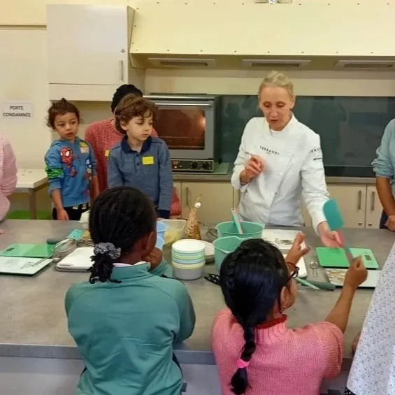 Gaëlle Lagarde en atelier de médiation pâtisserie avec des enfants